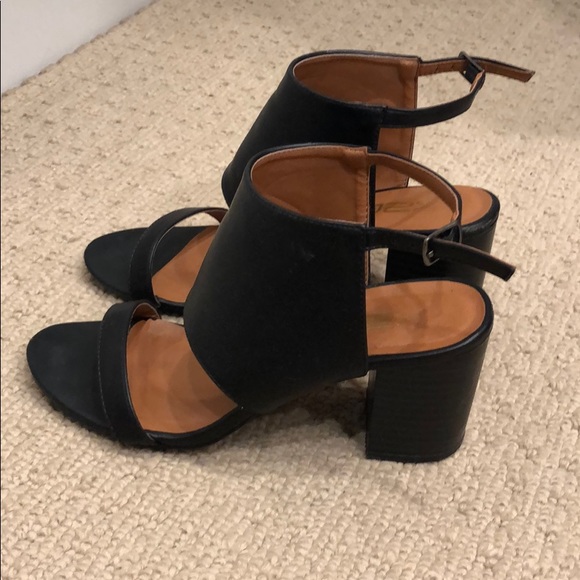 Black heels - Picture 2 of 4